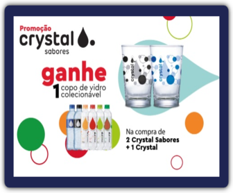 Imagem mostrando um copo de vidro personalizado da promoção Crystal Sabores, ao lado de garrafas de Crystal Sabores e Água Crystal. O copo é o brinde oferecido na promoção para os participantes que cumprirem as condições de compra.