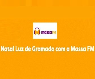 Imagem promocional da Promoção Natal Luz de Gramado organizada pela Massa FM, destacando um cenário festivo de Natal em Gramado, com luzes brilhantes e decoração natalina. O objetivo é promover o evento e incentivar a participação dos ouvintes na promoção para ganhar uma viagem.