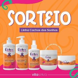 Imagem promocional de sorteio da Vita Seiva apresentando o kit completo da linha Cachos. A arte destaca os produtos com embalagens coloridas, atraentes e foco no cuidado com cabelos cacheados, acompanhada do texto explicativo sobre as regras para participar.