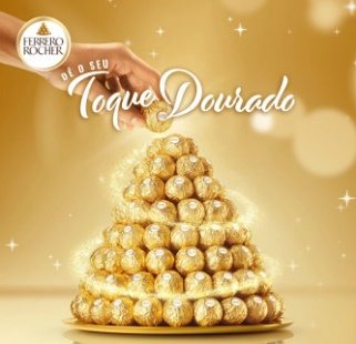 Imagem da promoção Ferrero Rocher Toque Dourado, com tema sofisticado e tons dourados que remetem ao prêmio principal, uma viagem para a Itália. O destaque da imagem é o bombom Ferrero Rocher, símbolo de requinte e tradição, posicionado ao lado do slogan da promoção, incentivando a participação.