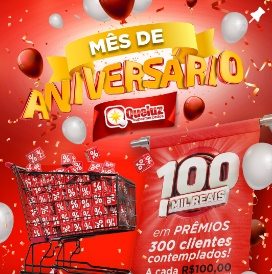 Imagem promocional do aniversário do Supermercado QueLuz em Santa Catarina. A imagem destaca a campanha especial de prêmios, com destaque para o valor de 100 mil reais em vale-compras. Mostra clientes participando e celebrando as ofertas, com ícones de carrinho de compras, cédulas de dinheiro e o logotipo do supermercado.