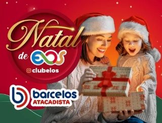 Imagem promocional da Promoção Barcelos Atacadista Natal de Elos, mostrando os prêmios dos Kits Natalinos com diversos produtos alimentícios, como panetone, vinhos, bombons e mais, além do destaque para o logo da promoção.