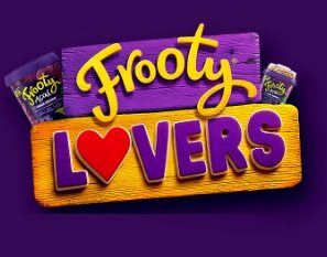 Imagem promocional da campanha Frooty Lovers 2025. Apresenta os prêmios, incluindo um freezer vertical personalizado recheado com produtos Frooty, kit exclusivo com cooler, caixa de som JBL e copo térmico, além de um voucher de viagem CVC. A imagem reforça o slogan da promoção e destaca os passos para participar.