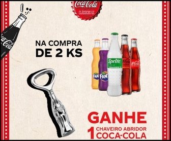 Imagem promocional da Promoção Clássicos KS Coca-Cola 2025, destacando um Chaveiro Abridor de Garrafa em Metal como brinde. A arte apresenta garrafas de vidro das bebidas participantes (Coca-Cola Original, Coca-Cola Sem Açúcar, Fanta Laranja, Fanta Uva e Sprite), além de informações sobre a mecânica 