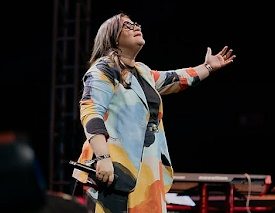 Imagem promocional da cantora gospel Midian Lima, destacando sua trajetória musical e agenda de shows para janeiro de 2025 no Brasil e nos Estados Unidos. A imagem contém informações sobre eventos, locais, horários e contatos para convites e apresentações.