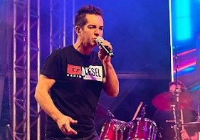Banner colorido da promoção gospel de abril de 2025 com Regis Danese, incluindo datas, locais dos shows e informações de contato para eventos em Uberlândia e Bom Despacho (MG).