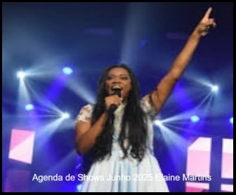 Cantora gospel Elaine Martins louvando em um culto, com microfone na mão e expressão emocionada, em igreja iluminada.