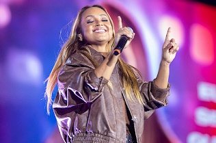 Banner com a cantora gospel Bruna Karla sorrindo, ao lado das datas e locais dos shows de junho de 2025 no Brasil e nos Estados Unidos.
