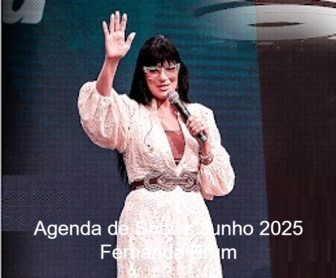 Fernanda Brum se apresentando em um show gospel ao ar livre, com público reunido em adoração, sob luzes coloridas e atmosfera de fé.