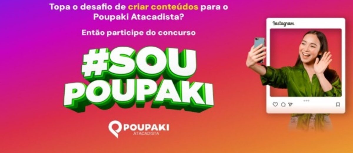 Pessoa sorrindo dentro do supermercado Poupaki Atacadista, gravando um vídeo criativo com o celular para participar do Concurso Cultural #SOUPOUPAKI, que oferece R$1.000 em compras como prêmio.