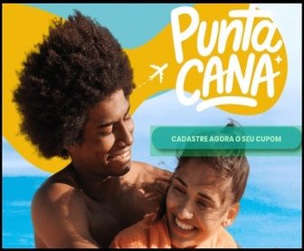 Texto alternativo: Casal sorridente embarcando em avião com destino paradisíaco de Punta Cana, malas ao lado e logo da promoção 