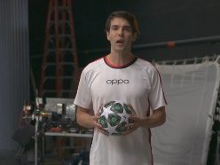 Promoção da OPPO Brasil com Kaká, divulgando o desafio de vídeo para ganhar uma viagem com tudo pago para a Alemanha; imagem com o jogador Kaká em destaque, logo da OPPO e detalhes da campanha.