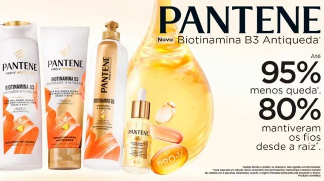 Imagem promocional da campanha Pantene 2025, destacando a oferta de amostras grátis da linha Biotinamina B3 Antiqueda+. Apresenta frascos do shampoo, condicionador, creme e tônico capilar em fundo dourado com textos chamativos sobre a ação promocional.