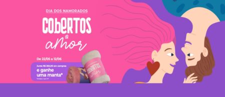 Casal feliz segurando manta exclusiva da promoção de Dia dos Namorados 2025 no Shopping Frei Caneca, com banner promocional ao fundo indicando a troca do brinde nas compras a partir de R$350.