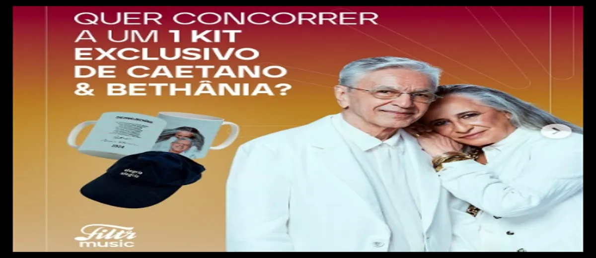 Caetano Veloso e Maria Bethânia abraçados com fundo degradê e itens do kit exclusivo da promoção Filtr Music, incluindo caneca personalizada e boné "alegria alegria".