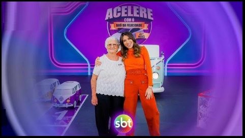 Imagem promocional da campanha “Acelere com o Baú da Felicidade Jequiti 2025”, mostrando elementos gráficos do programa de TV, o logo da Jequiti, o prêmio de até R$ 80 mil e a chamada para participar pagando o carnê em dia. Ideal para ilustrar conteúdos sobre promoções televisivas e sorteios vinculados à Jequiti e ao SBT.