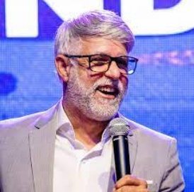 Pastor Claudio Duarte em evento cristão com plateia reunida em 2025
