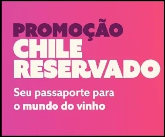 Taça de vinho tinto ao lado de uma garrafa Concha y Toro com cenário de vinhedos chilenos ao fundo e banner da Promoção Chile Reservado 2025 destacando prêmios de viagem para Santiago e cartões de R$1.000.
