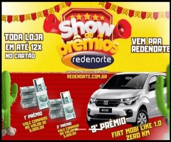 Cliente feliz preenchendo cupom na urna da promoção Show de Prêmios Redenorte, com destaque para um Fiat Mobi 0KM ao fundo.