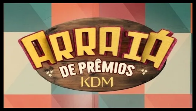 Imagem promocional da campanha "Arraiá de Prêmios KDM 2025", com fundo geométrico em tons de festa junina e logotipo central em madeira com letras amarelas e brancas. A ação oferece prêmios como iPhones e vales-compras para quem comprar nas lojas físicas da KDM.