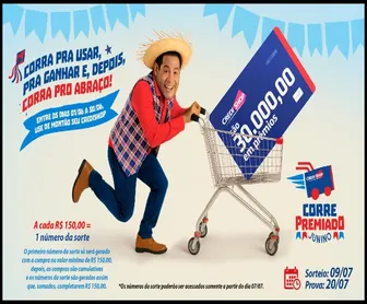 Participante animado empurrando carrinho com cartão premiado de R$30 mil da promoção Corre Premiado Junino CrediShop 2025.