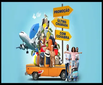 Família sorridente com malas ao lado de carro cheio de bagagens e placas com os dizeres “Promoção Última Chamada com Covabra”, ao fundo um avião em voo.
