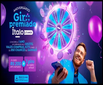 Homem sorrindo segura celular em frente a roleta virtual da promoção Giro Premiado Ítalo Supermercados 27 anos.