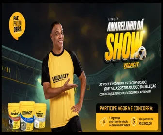 Homem com camisa amarela da Vedacit convida pedreiros para participar da promoção "Amarelinho Dá Show", com destaque para produtos Vedacit e prêmios como ingresso VIP para jogo da seleção e vale-presente.