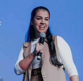 Pra. Camila Barros ministrando para uma multidão reunida em evento cristão no Brasil em agosto de 2025.