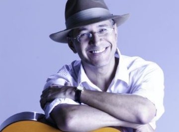 Banner de divulgação da agenda de shows gospel de Sérgio Lopes em agosto de 2025, com foto do cantor, detalhes da data, local e informações de contato para convites e ingressos.