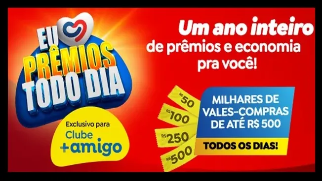 A imagem apresenta o banner oficial da promoção “Eu Amo Prêmios Todo Dia” do Amigão Supermercados 2025, com fundo vermelho vibrante e textos em branco e amarelo. Em destaque, há bilhetes ilustrativos de vales-compras nos valores de R$ 50, R$ 100, R$ 250 e R$ 500. Também está evidenciado que a campanha é exclusiva para membros do Clube +amigo e oferece prêmios e economia durante o ano inteiro.