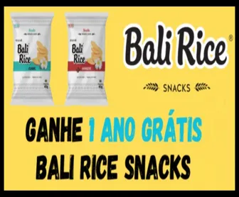 Embalagens de Bali Rice Snacks com chamada da promoção para ganhar 1 ano grátis de snacks crocantes.