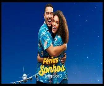 Casal feliz abraçado com camisa florida, simbolizando a promoção Férias dos Sonhos Longitude, com avião decolando ao fundo.