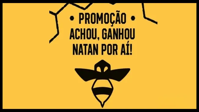 Arte de divulgação da promoção exclusiva Panini Natan por Aí 2025, destacando o slogan “Achou, Ganhou” com design minimalista em amarelo e símbolo de abelha estilizada.