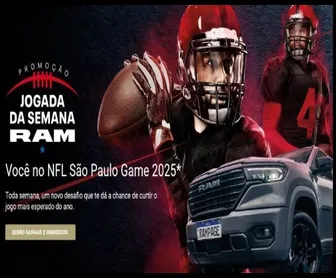 Jogadores de futebol americano e picape RAM promocional da campanha Jogada da Semana RAM para o NFL São Paulo Game 2025