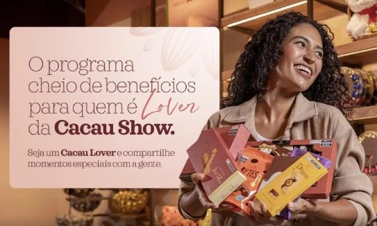 Cliente recebendo um pacote de biscoito gratuito ao participar do programa de fidelidade Cacau Lovers, que oferece benefícios exclusivos em todas as lojas Cacau Show do Brasil.
