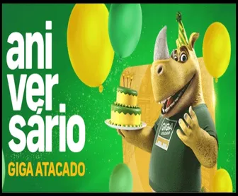 Promoção de Aniversário Giga Atacado 2025 com mascote segurando bolo e balões verdes e amarelos.