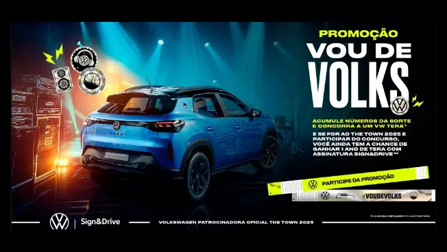 Imagem promocional oficial da campanha Vou de Volks 2025, mostrando um carro Volkswagen Tera azul em destaque no palco, com o logotipo da marca e informações sobre como acumular números da sorte e participar do sorteio de um veículo 0km durante o festival The Town.