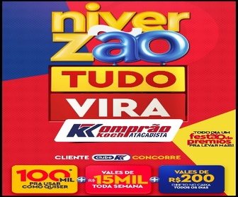 Cliente feliz segurando cupons e cartões da promoção NiverZão Komprão 2025, com destaque para prêmios em dinheiro e vales-compra instantâneos.