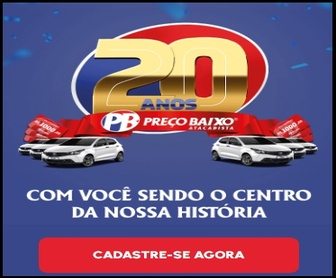 Cliente segurando o cupom da Promoção Preço Baixo Atacadista 2025 com destaque para carro Fiat Argo 0km e vales-compra de R$ 1.000, com frase Participe até 19/12/2025.