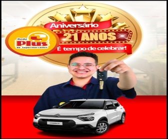 Cliente segurando cupom fiscal ao lado de carro 0 km e prêmios como iPhone, Smart TV e vales-compras com o logo da Promoção Rede Plus 21 anos.