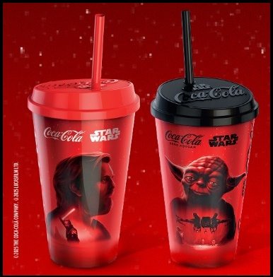 Campanha promocional Coca-Cola em parceria com Star Wars 2025. A imagem destaca copos colecionáveis e meias temáticas como brindes disponíveis até 11/10/2025 ou enquanto durarem os estoques.