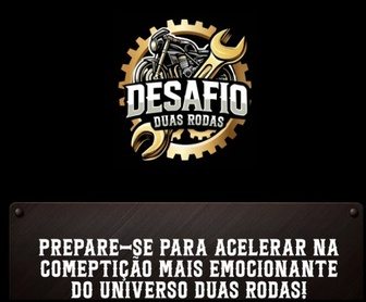mecânico ajustando uma motocicleta com prêmios do concurso