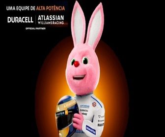 Imagem da promoção Duracell 2025 com prêmios de Fórmula 1, incluindo ingressos para o Grande Prêmio do Brasil e kits exclusivos, destacando um game de corrida online.