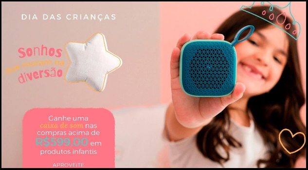 Imagem promocional da campanha Dia das Crianças Karsten 2025, destacando a oferta especial “Compre e Ganhe”. Ao realizar compras a partir de R$ 599 na linha infantil Karsten, entre 22/09/2025 e 12/10/2025, o consumidor recebe na hora uma caixa de som USB, sem sorteio. A promoção é válida em lojas físicas e no site oficial da Karsten, com estoque limitado a 700 unidades.