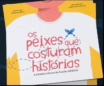 Promoção Hering 145 anos: criança segurando o livro “Os Peixes que Costuram Histórias” após comprar produtos Hering Kids.