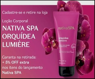 Cliente sorridente segurando o novo Nativa SPA Orquídea Lumière do Boticário, brinde gratuito disponível para resgate até 31 de outubro de 2025, dentro da promoção exclusiva para clientes fiéis Beautybox.