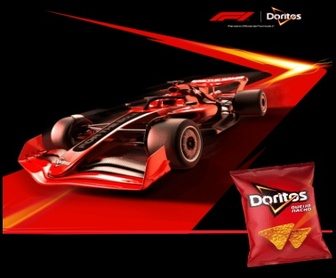 Pacote de Doritos F1 2025 com código promocional, destacando prêmios de capacetes oficiais e mini-capacetes colecionáveis da Fórmula 1