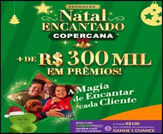 Cliente sorridente segurando sacolas de compras de Natal ao lado de uma árvore decorada, com o logo da Copercana e o destaque “Promoção Natal Encantado Copercana 2025 – Mais de R$300 mil em prêmios”.