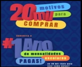 Família segurando livros escolares com destaque para a promoção da Editora do Brasil que oferece prêmios de R$20 mil e um ano de mensalidades pagas, válida de outubro a dezembro de 2025.